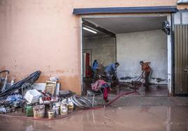 Vecinos de Huércanos se afanan en limpiar un pabellón tras las inundaciones de junio.