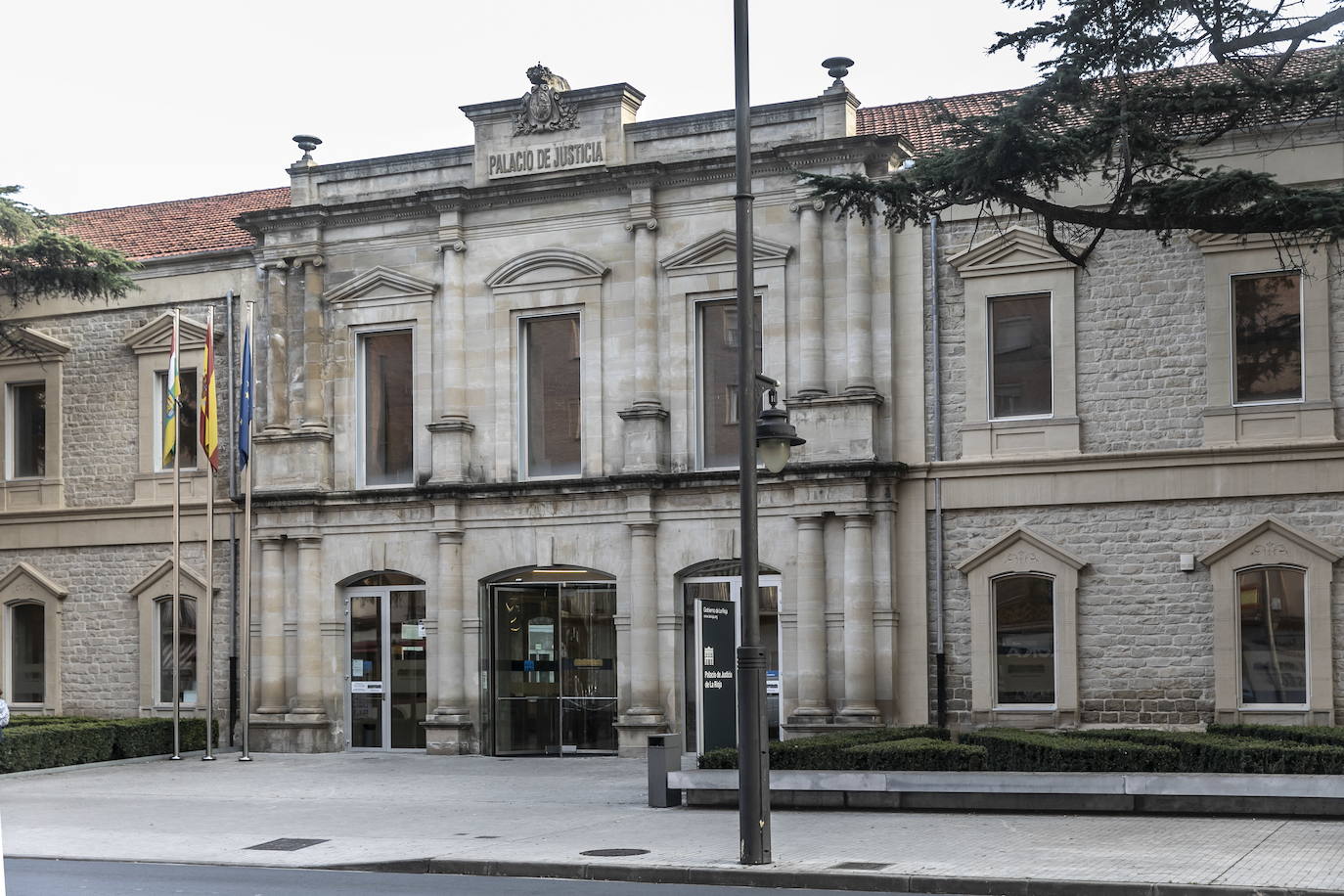 Condenado a 2 años de prisión por un delito de odio contra el colectivo LGTBI y por acoso a dos mujeres