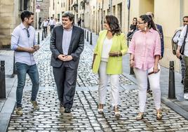 Escrivá recorre el Casco Antiguo de Logroño junto a integrantes de la candidatura del PSOE riojano a los comicios del domingo.