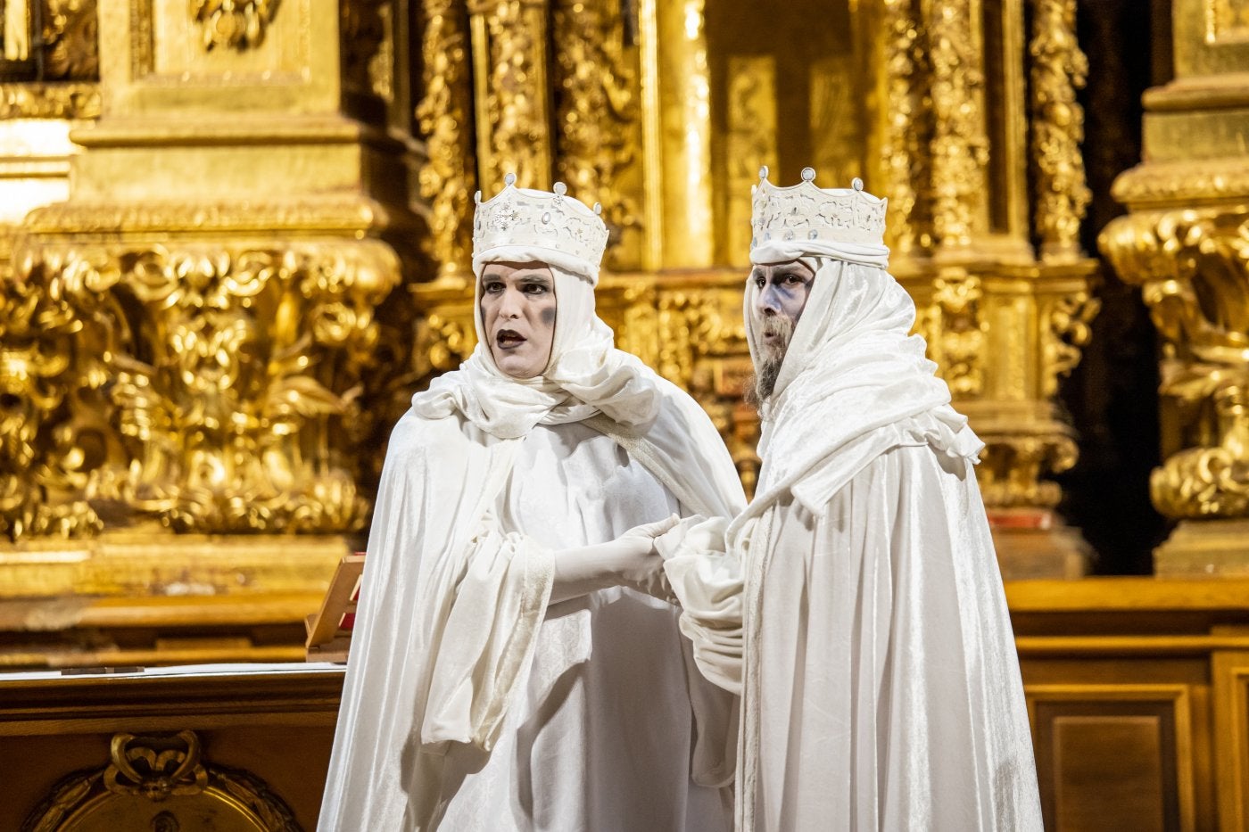 Los actores interpretan una de las escenas en la iglesia de Santa María la Real.