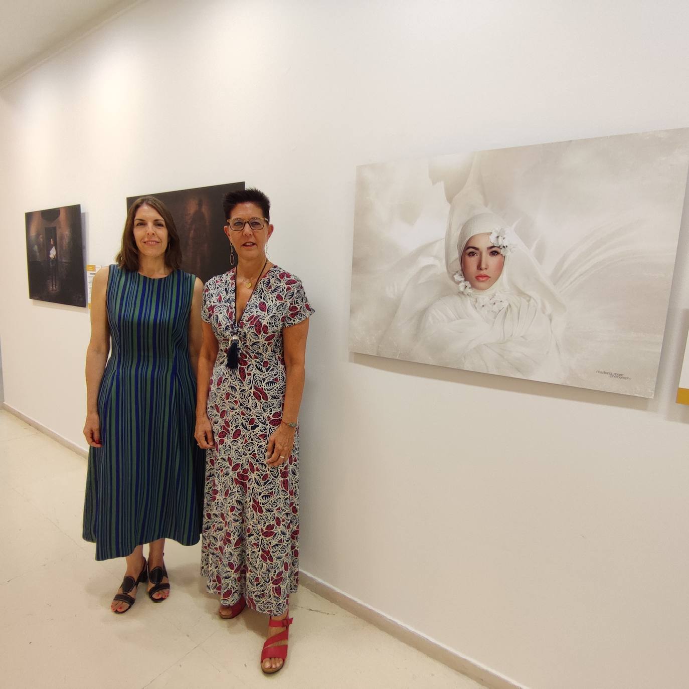 La comisaria de la exposición Begoña Osambela (derecha), con la concejala de Cultura de Logroño Rosa Fernández.