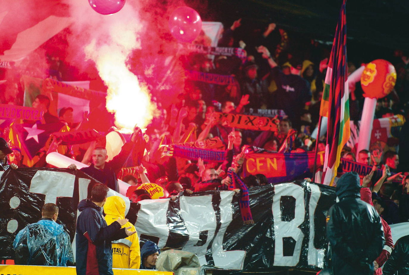 Ultras del Barcelona, algunos con banderas de La Rioja, en una imagen de archivo.