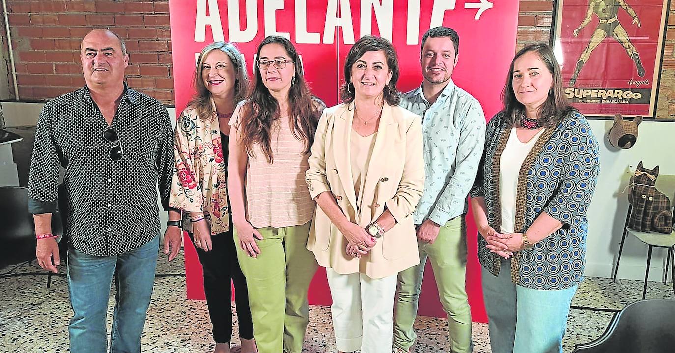 Imagen principal - Los candidatos socialistas al Congreso y Senado, durante el acto de cierre de campaña en el bar Odisea. Debajo, candidatos de Vox, bajo la bandera española en El Labrador. A la derecha, Eunate García, Henar Moreno y Diego Mendiola, en la sede de Sumar. 