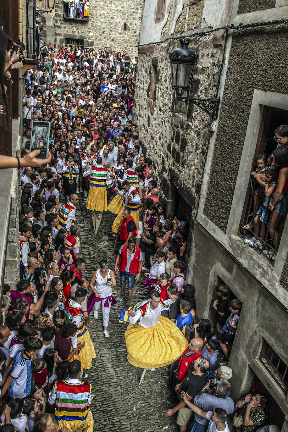 Los danzadores de Anguiano cumplen con la tradición