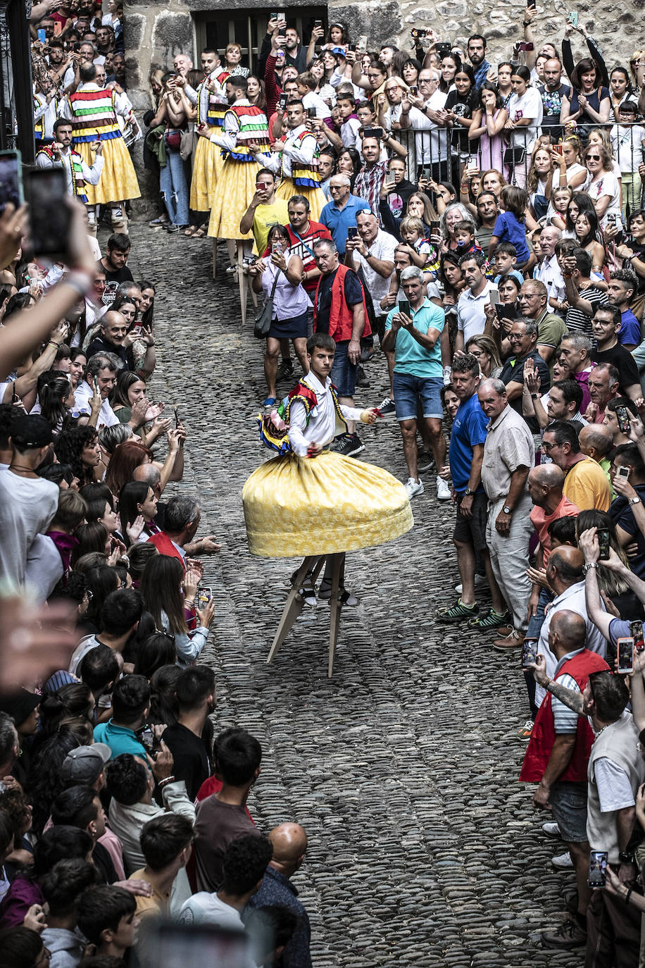 Los danzadores de Anguiano cumplen con la tradición