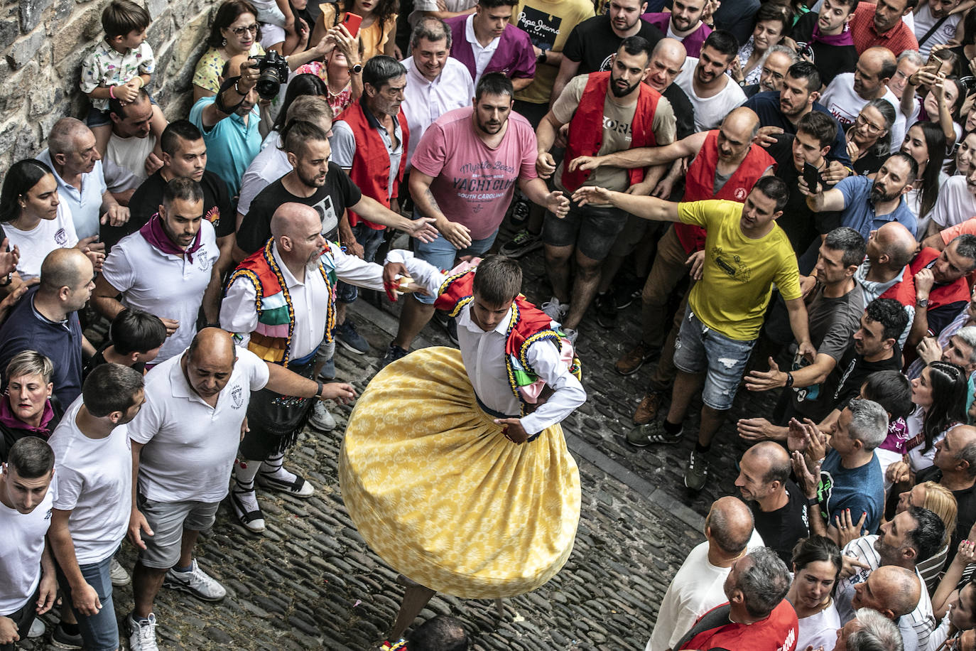 Los danzadores de Anguiano cumplen con la tradición