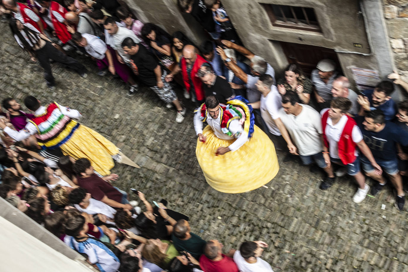 Los danzadores de Anguiano cumplen con la tradición