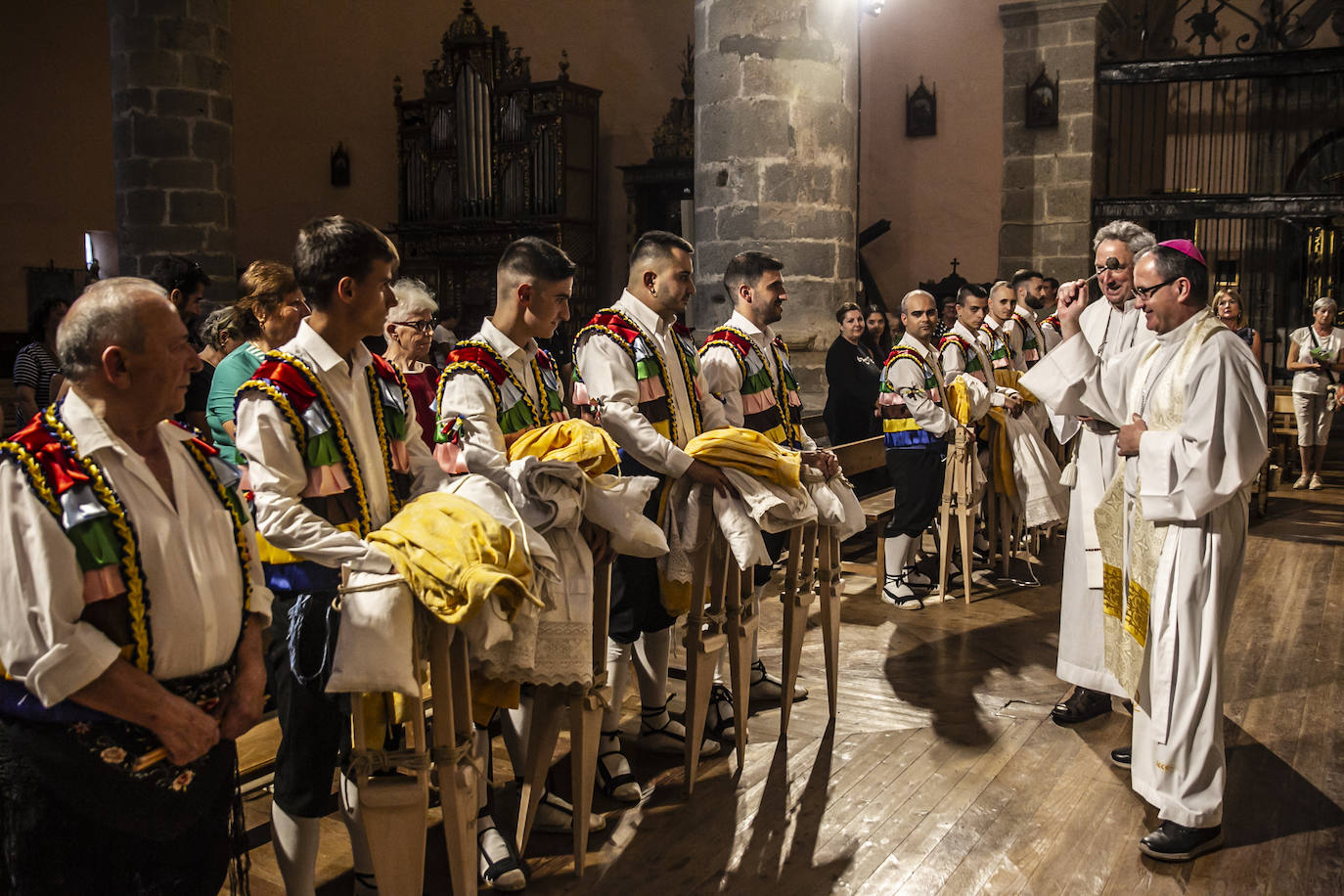 Los danzadores de Anguiano cumplen con la tradición