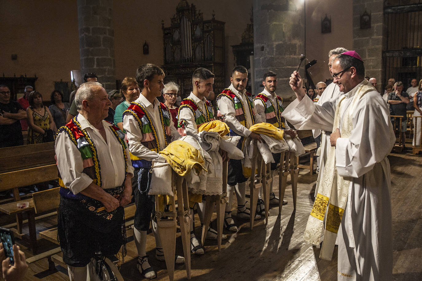 Los danzadores de Anguiano cumplen con la tradición