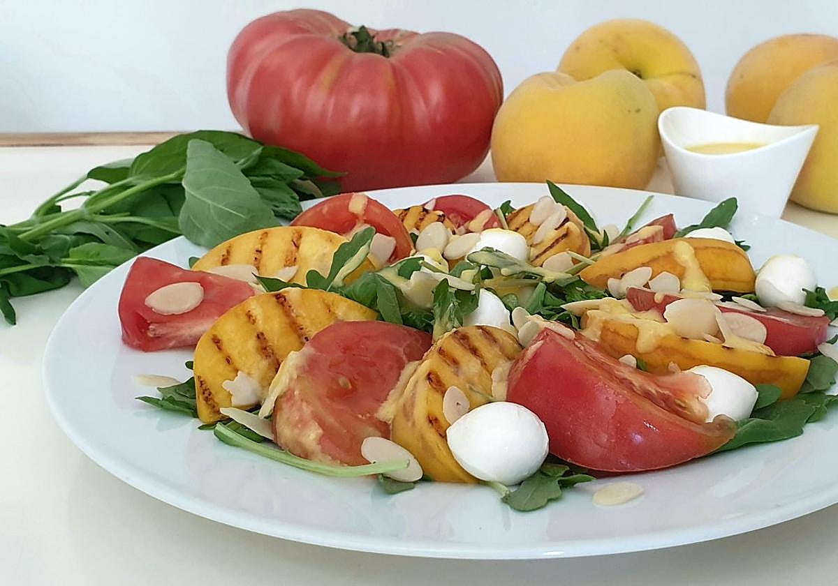 Veraniega ensalada de rúcula y melocotón.