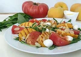 Veraniega ensalada de rúcula y melocotón.