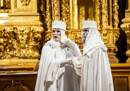 Los actores interpretan una de las escenas en la iglesia de Santa María la Real.