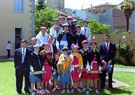 Danzadores y gaiteros, en otra de las imágenes festivas que podrán verse en la exposición.