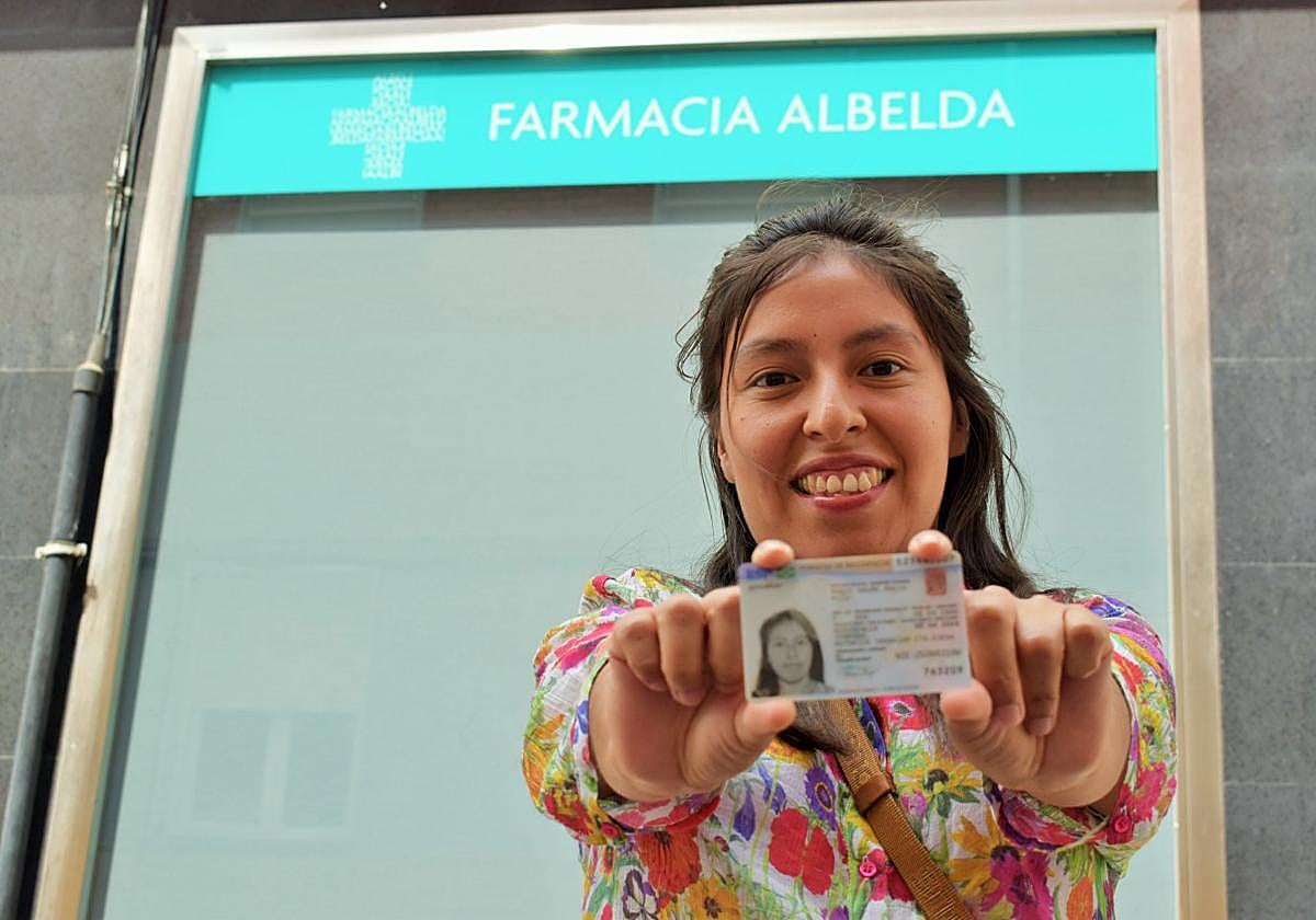 Rocío Pilar Maque muestra su permiso de trabajo.