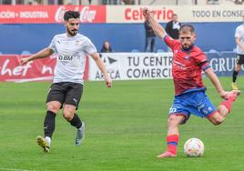 Álex Arias, a punto de golpear el esférico en un partido de la última temporada.