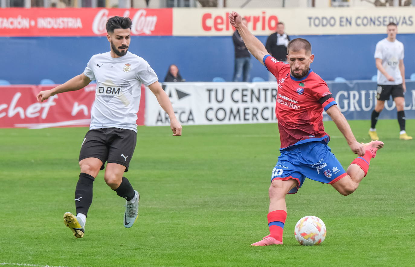 Álex Arias, a punto de golpear el esférico en un partido de la última temporada.