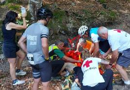 Momento en que el ciclista es atendido