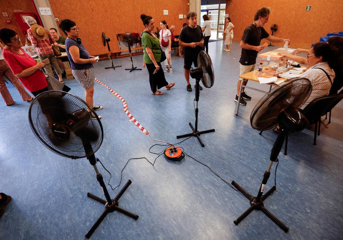 Reparto de agua y ventiladores para paliar el calor en los colegios electorales riojanos