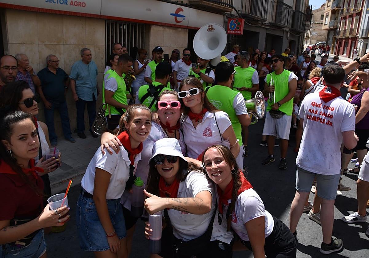 La charanga animó el recorrido del ¡agua va! por Cervera.