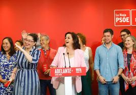 Andreu celebra con otros candidatos e integrantes del PSOE el resultado electoral conseguido este domingo.