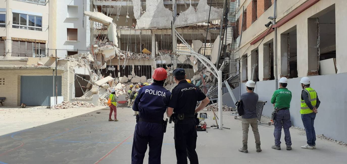 Los efectivos policiales observan el tremendo destrozo en el edificio.