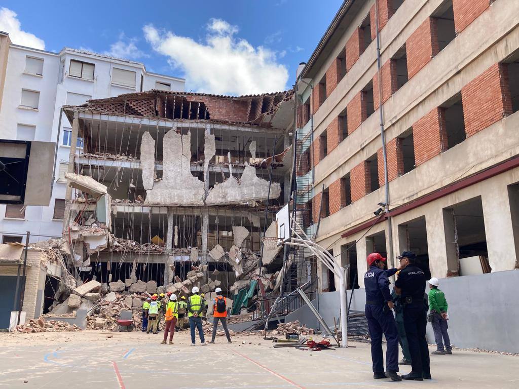 Los efectivos policiales observan el tremendo destrozo en el edificio.