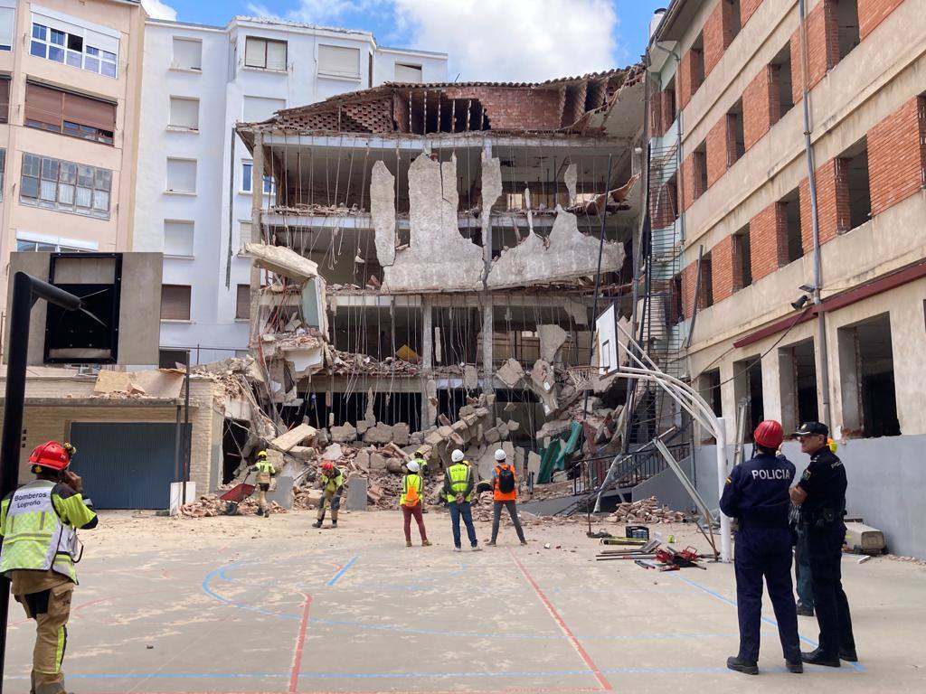 Los efectivos policiales observan el tremendo destrozo en el edificio.