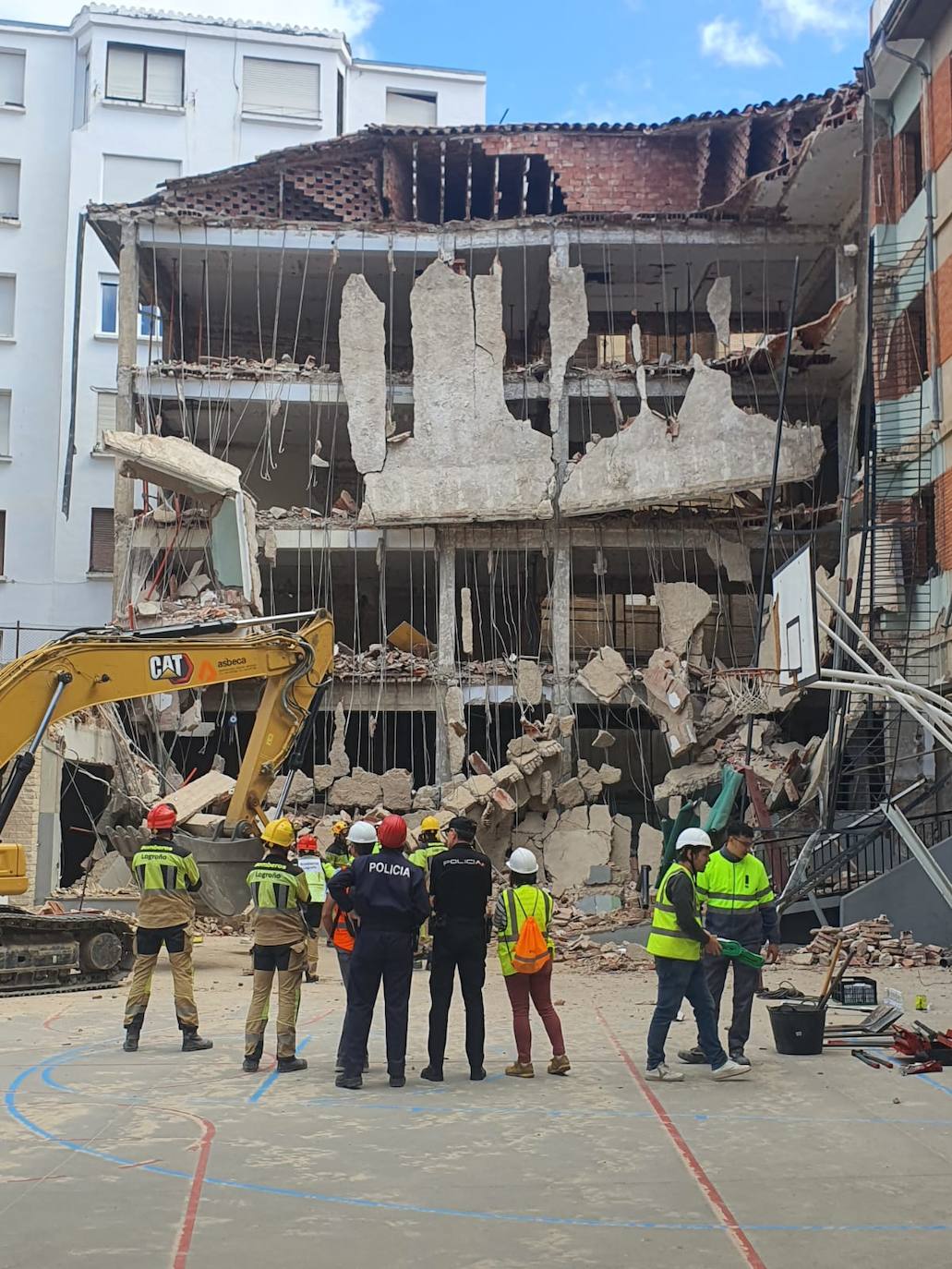 Los efectivos policiales observan el tremendo destrozo en el edificio.