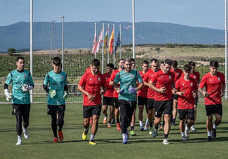 Los jugadores de la UD Logroñés inician su sesión en Valdegastea