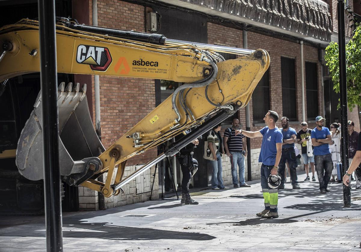 Una excavadora accede al patio interior del antiguo colegio Adoratrices de Logroño, donde se encuentra el obrero enterrado bajo los escombros.