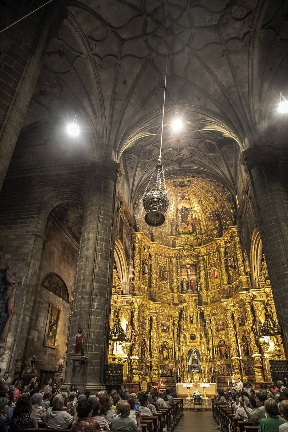 La iglesia de la Asunción de Navarrete exhibe su botafumeiro