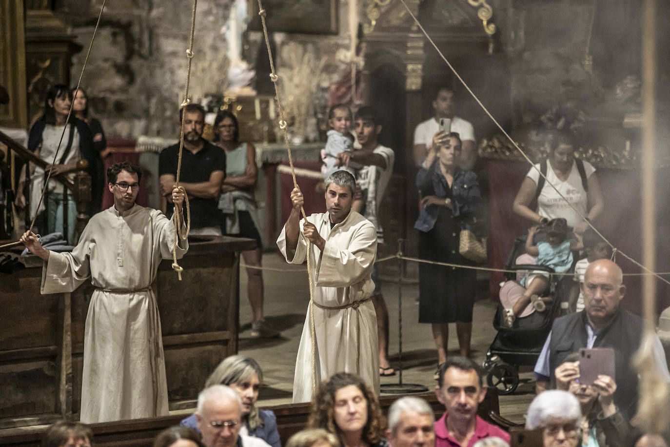 La iglesia de la Asunción de Navarrete exhibe su botafumeiro