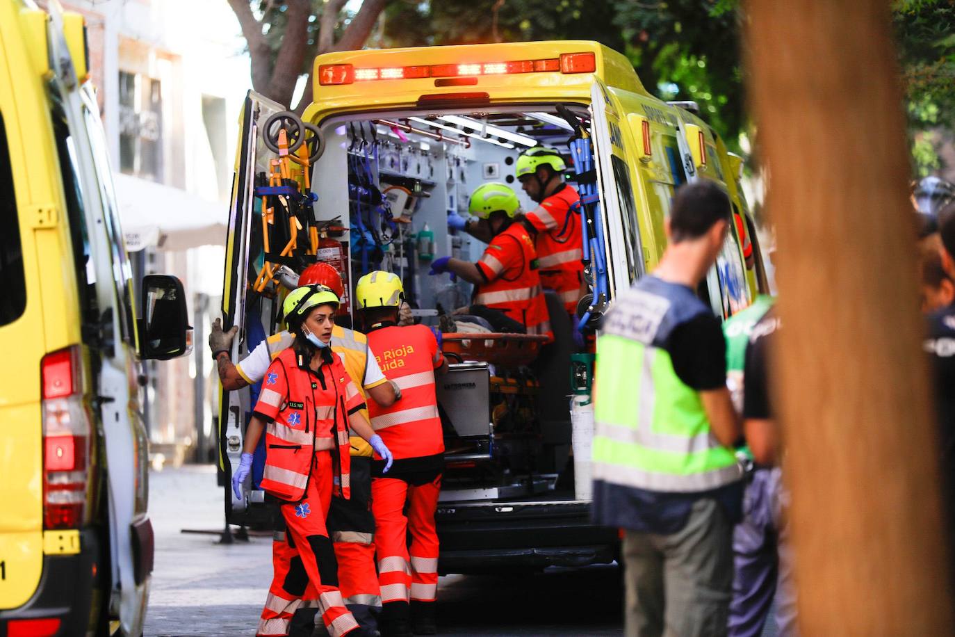 Ambulancias y efectivos sanitarios, en las inmediaciones del edificio.