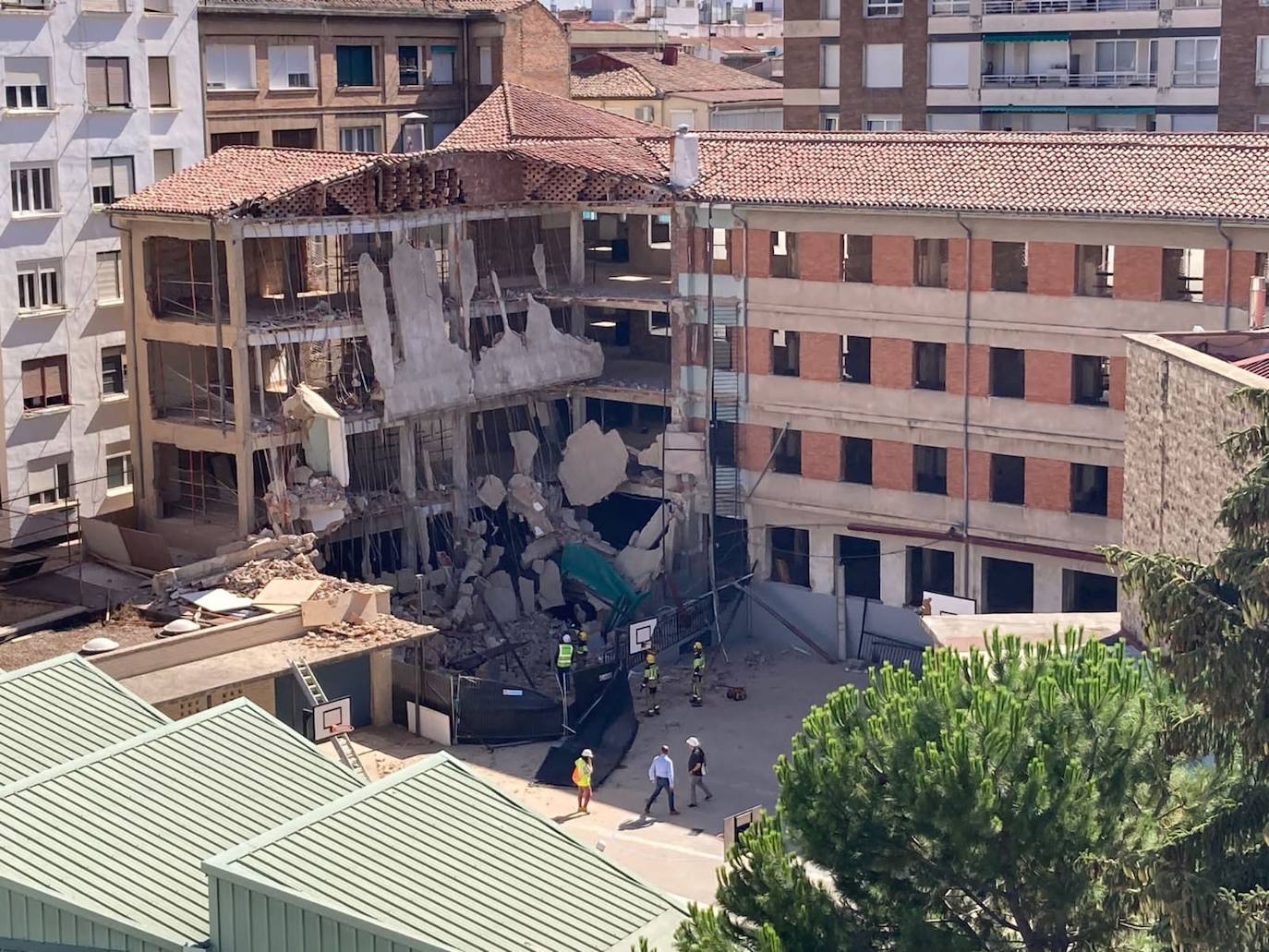 Los daños en la estructura del edificio se contemplan a simple vista.