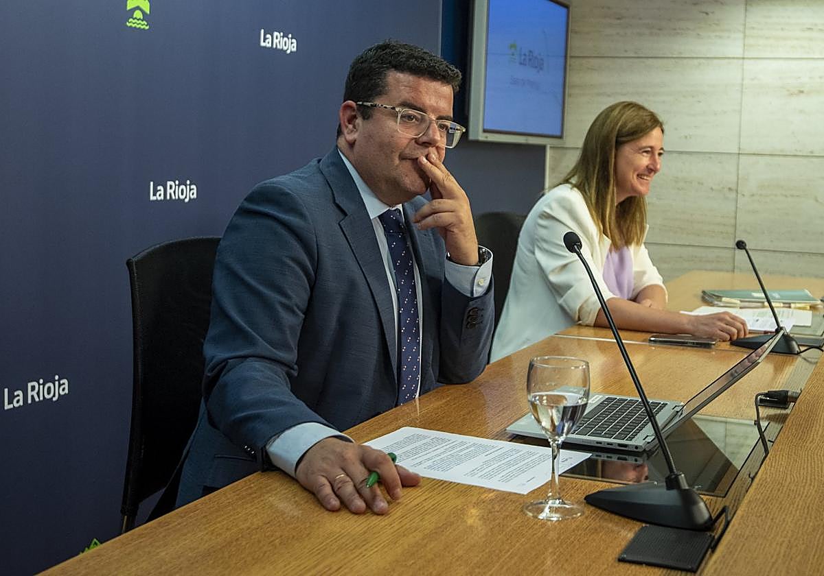 El consejero de Hacienda, Alfonso Domíngez, y la consejera de Agricultura, Noemí Manzanos.