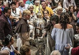Preparativos del vuelo del incensario en la iglesia de la Asunción de Navarrete.