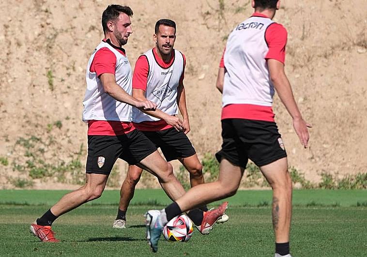 Javi Cobo avanza con el balón en la sesión de entrenamiento de este jueves.