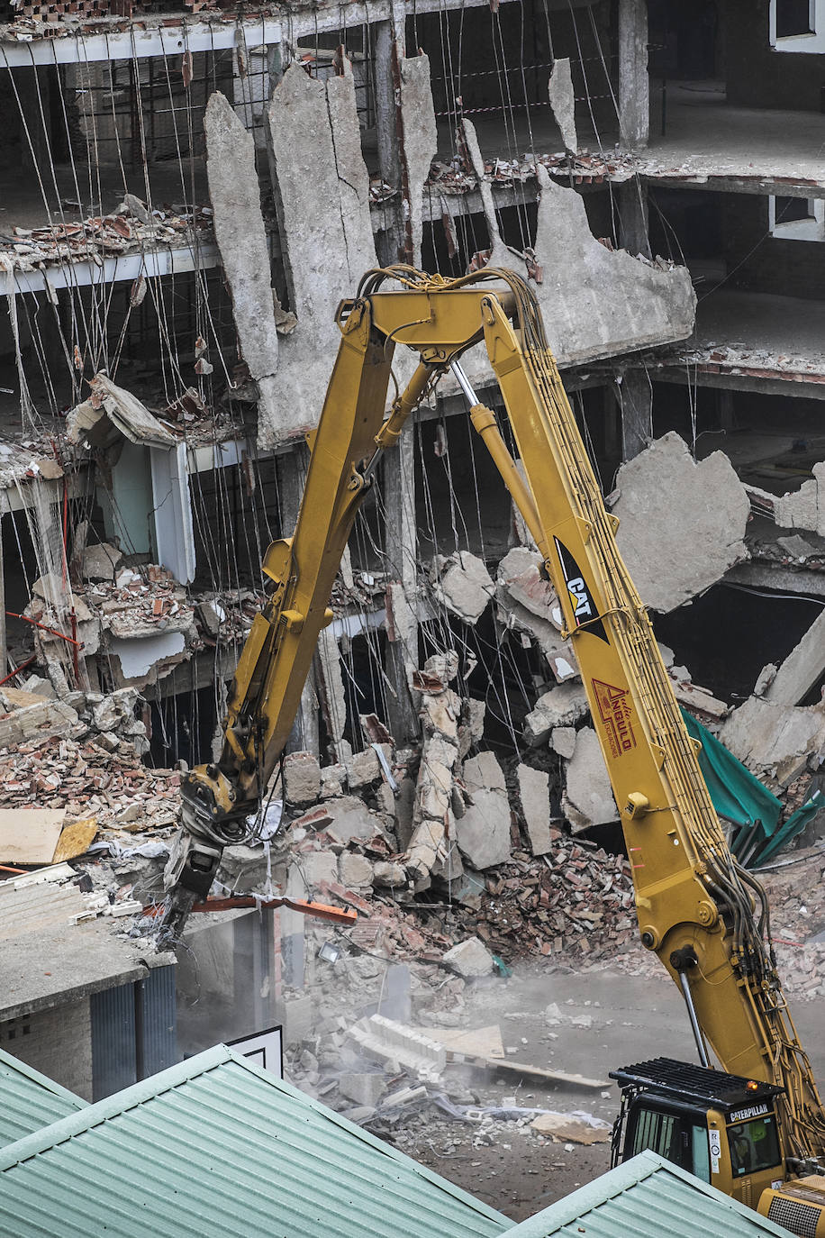 Derribo del edificio de Adoratrices