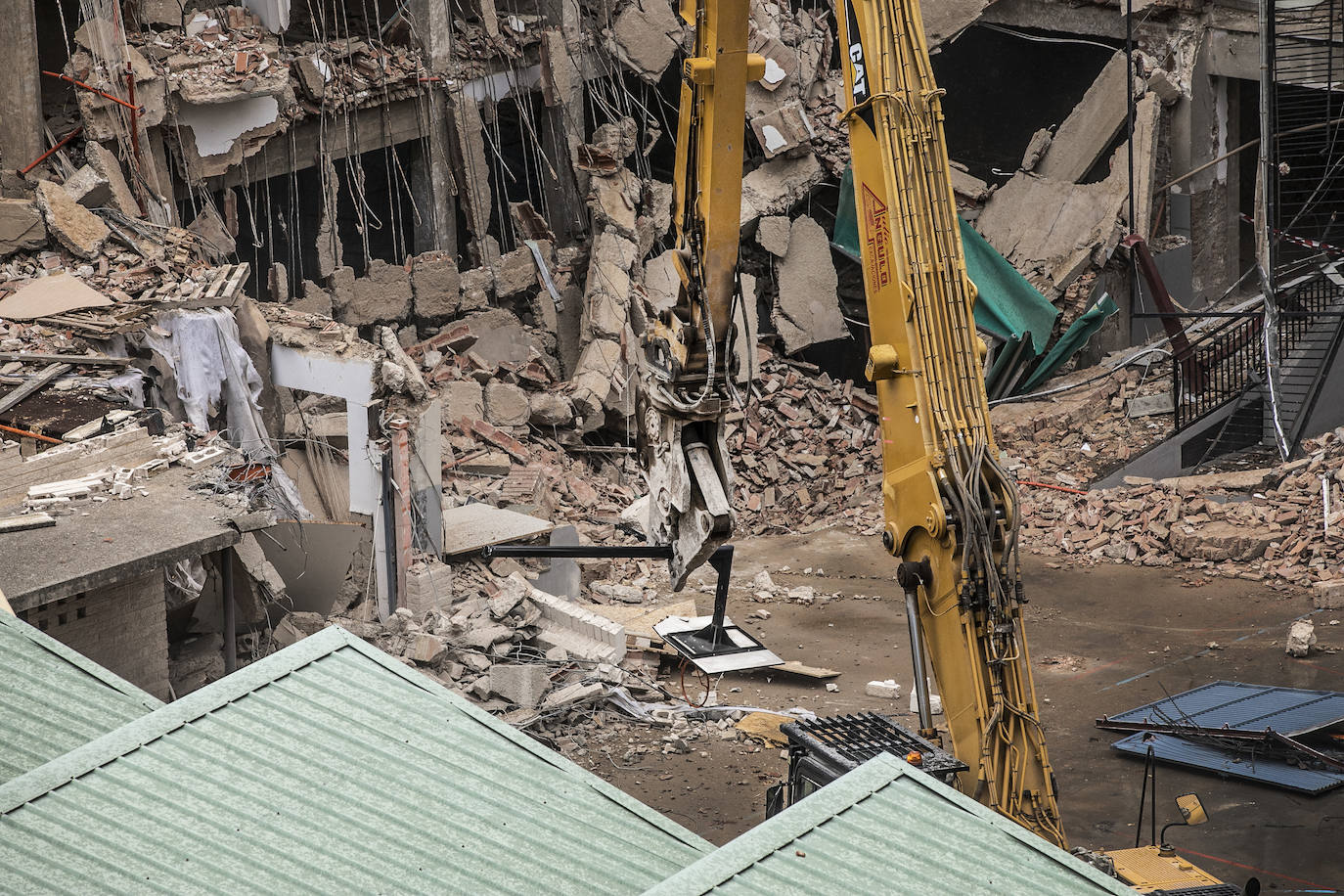 Derribo del edificio de Adoratrices