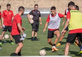 Unai García pelea por el balón con Ander Vitoria