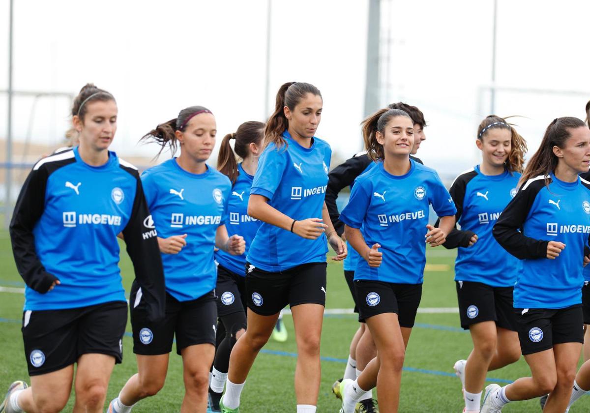 Leyre Monente y Judith Luzuriaga (primera y tercera por la izquierda, en un entrenamiento con el Alavés.