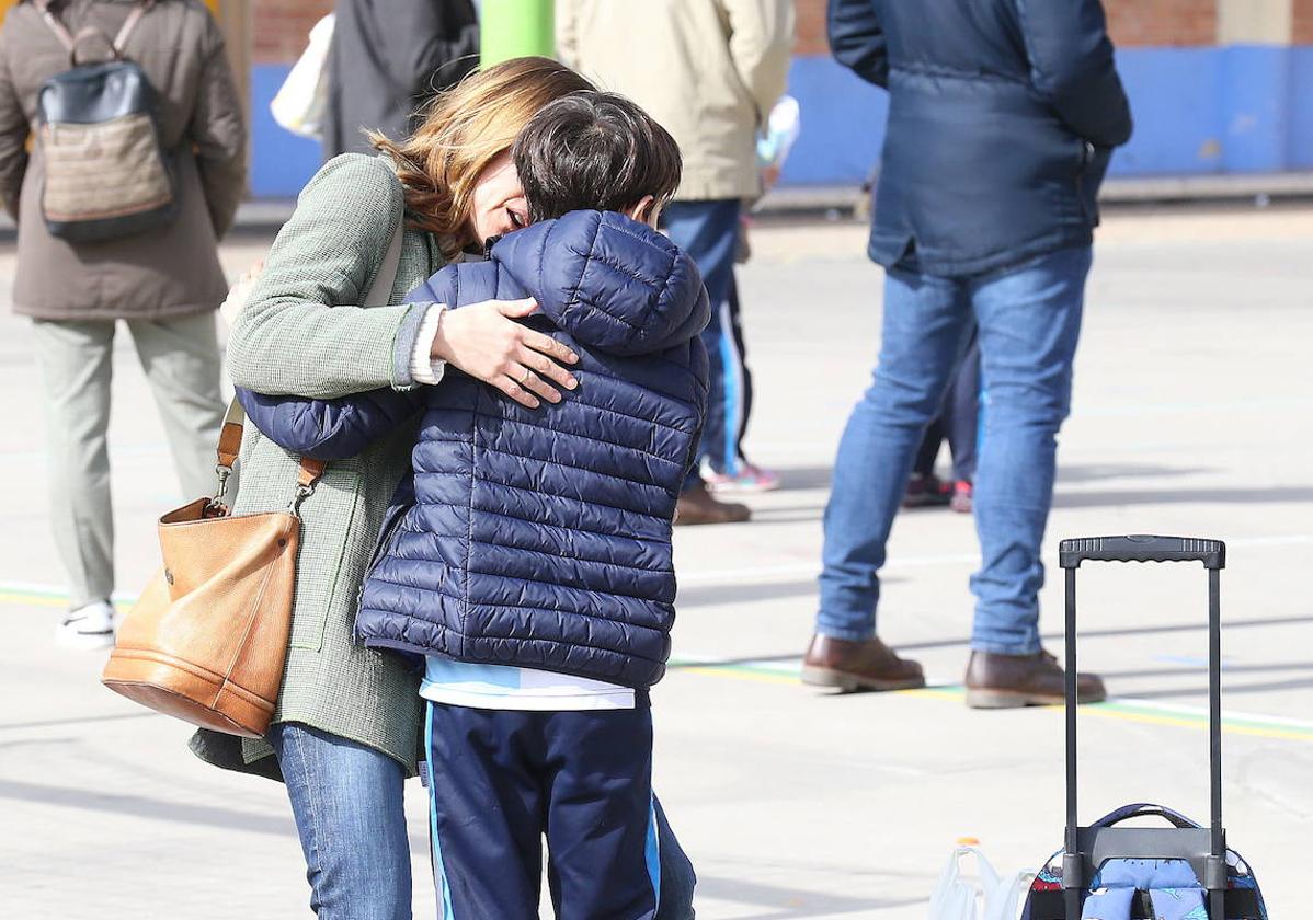 Una madre dejando a su hijo en el colegio.