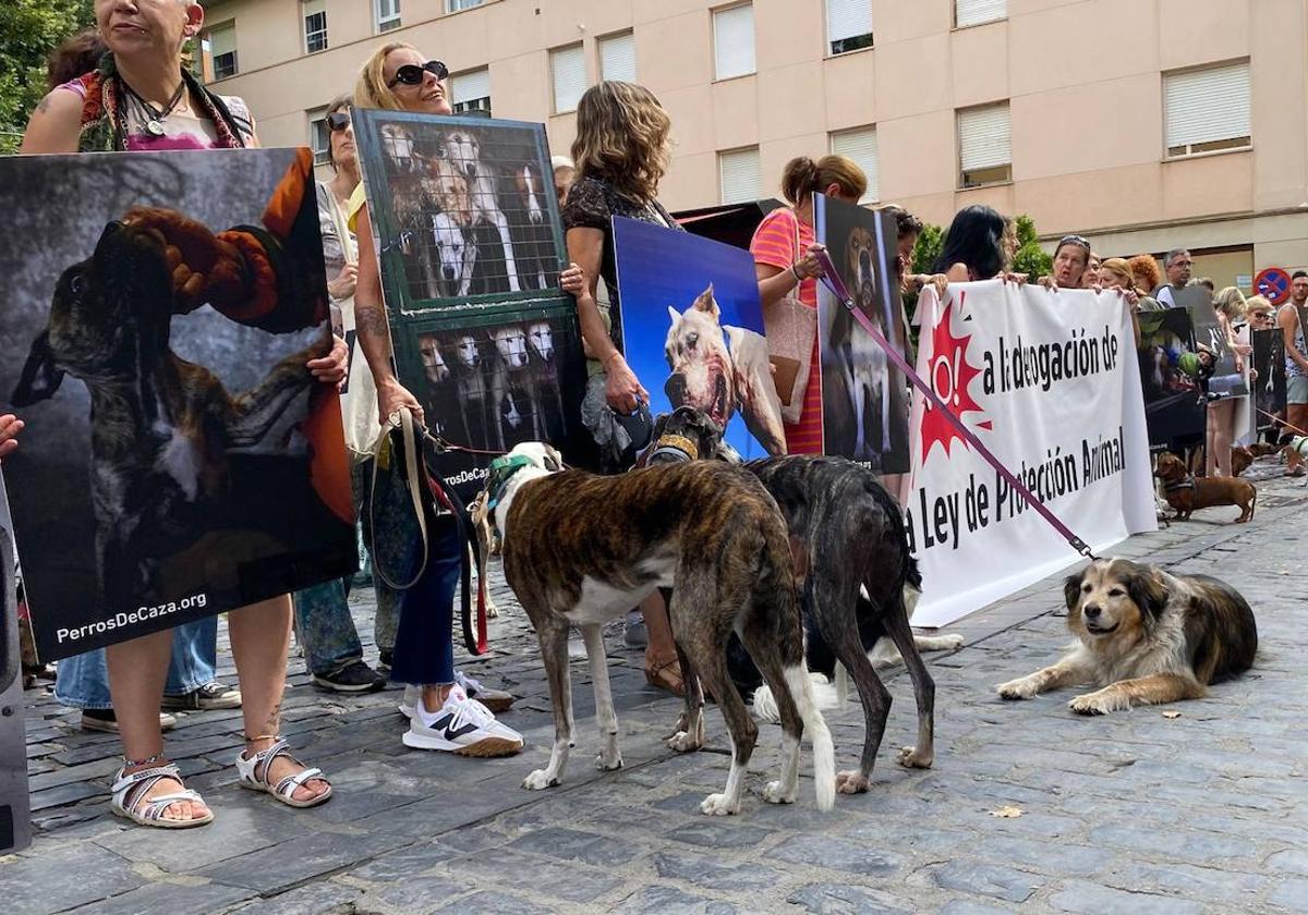 Protestas de los animalistas antes de la sesión en el Parlamento.