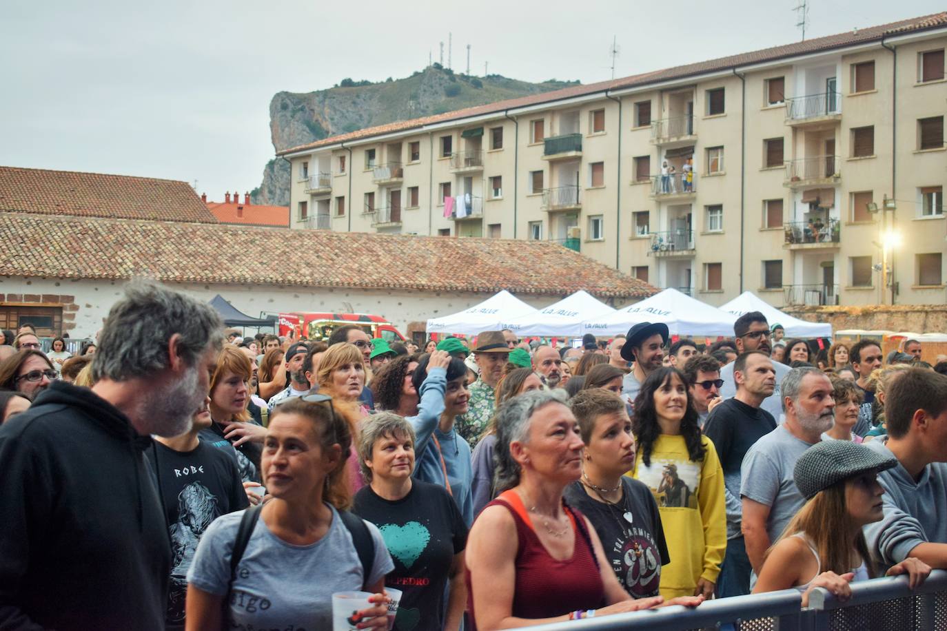 Ambiente y público entregado en la segunda jornada del EzcaFest