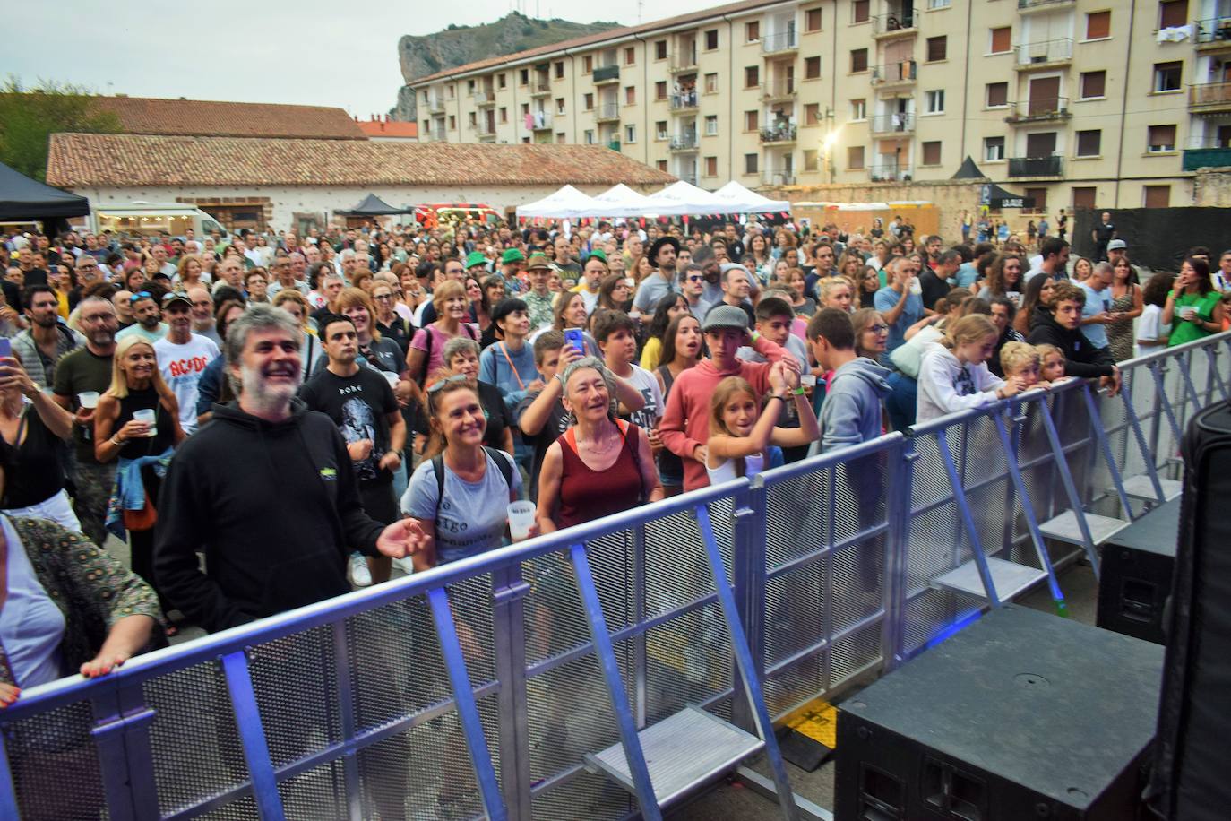 Ambiente y público entregado en la segunda jornada del EzcaFest