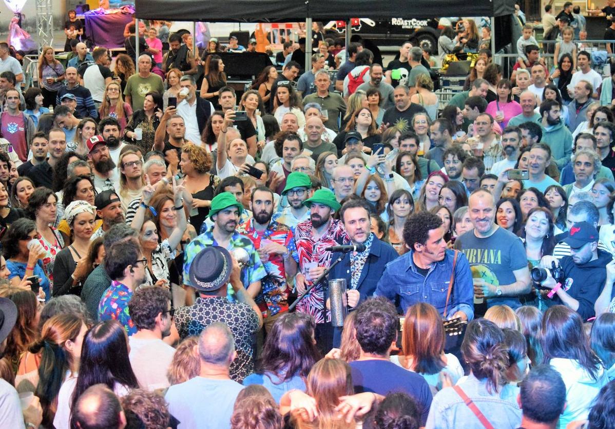 Ambiente y público entregado en la segunda jornada del EzcaFest