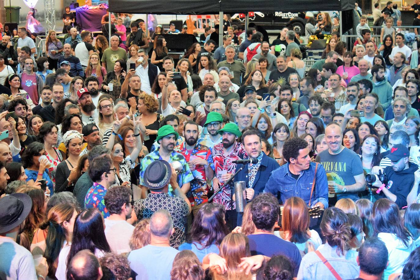 Ambiente y público entregado en la segunda jornada del EzcaFest