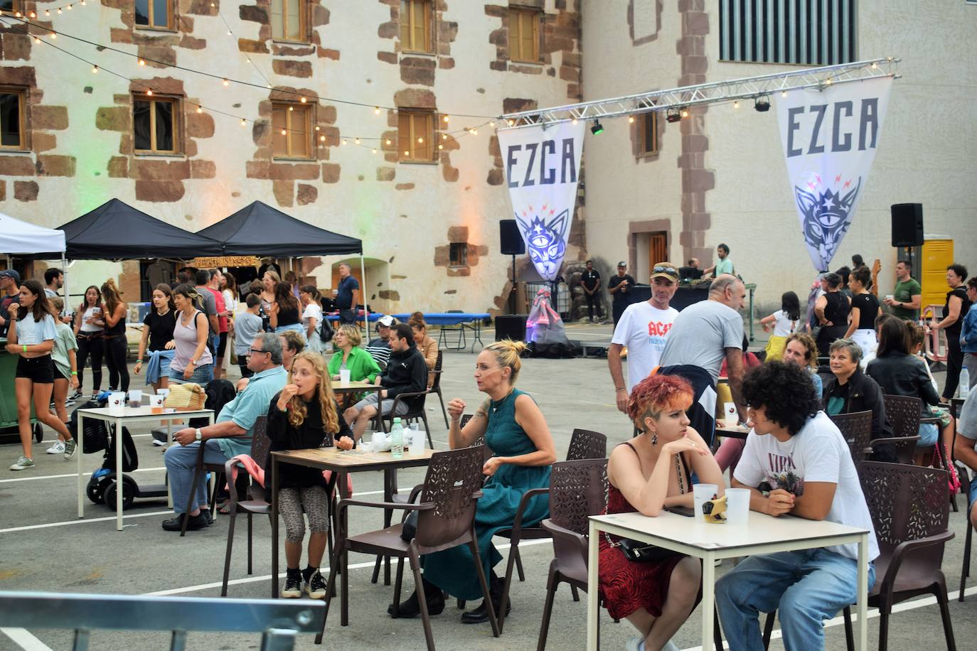 Ambiente y público entregado en la segunda jornada del EzcaFest