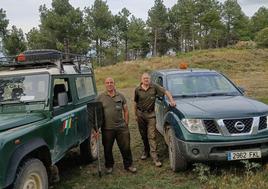 Rubén Ochoa (izquierda) y Javier Solana, junto a los vehículos del cuerpo de guardabosques en Yerga