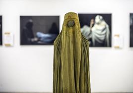 'Los tobillos cautivos', fotografía de Beata Praska, y 'Las lavadoras rotas', de Luis Bueno. 'Por encima de las normas', fotografía de Kristina Reche, y 'Las bodas blancas', de Mariona Roure. Una figura con burka preside la exposición '29 miradas', en la sala del Ayuntamiento de Logroño.